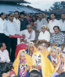pliya-lkhimpur-me-sangman-ke-writers-w-tharu-janjatiy-nartakiyo-ke-sath